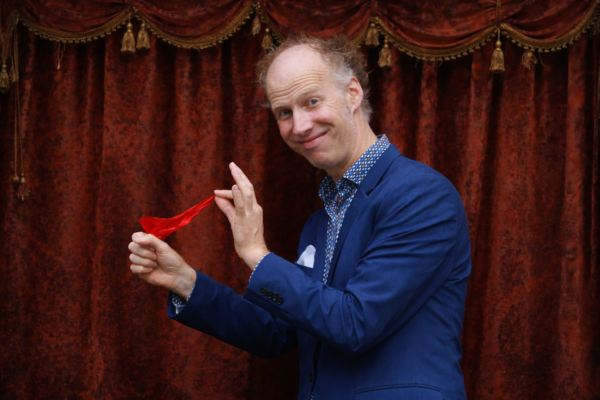 Zauberer mit rotem Tuch