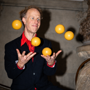 Jongleur Johannes Arnold in Hamburg - Jonglieren mit Bällen