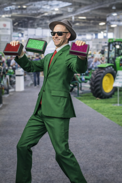 Jonglierender Mann auf Landwirtschaftsmesse