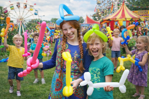 Kinder mit Ballontieren