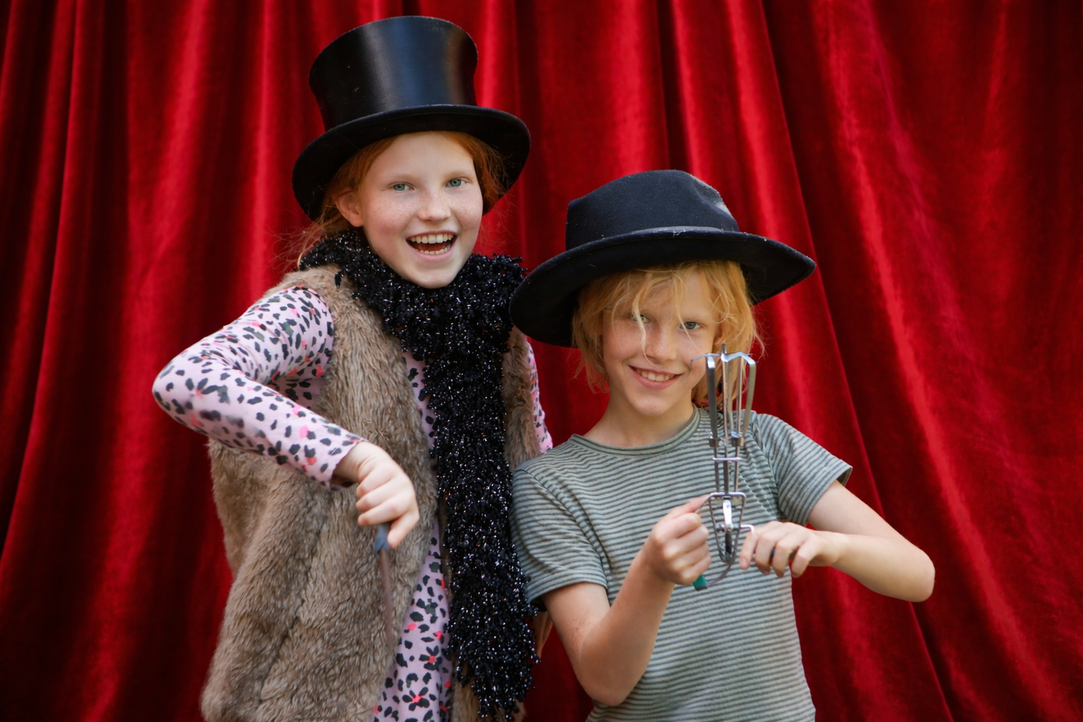 Kindermagie vor rotem Vorhang