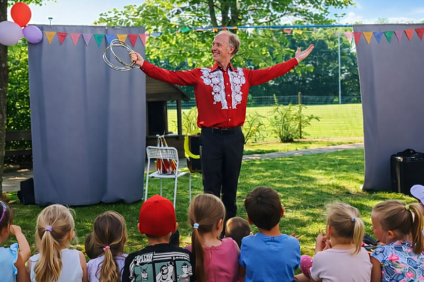 Magier unterhät Kinder im Freien - Johannes Arnold