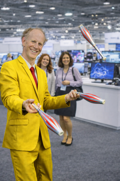 Mann jongliert auf Messe in Hamburg