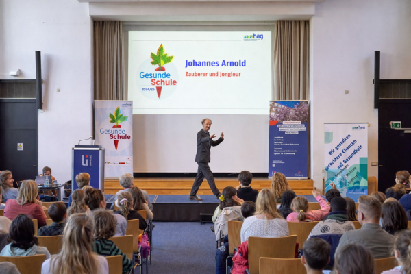 Zauberer Johannes Arnold bei Schulveranstaltung in Hamburg