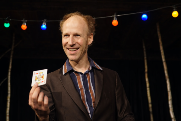 Zauberer mit Spielkarte