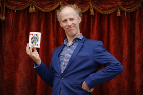 Zauberer mit Queen of Hearts
