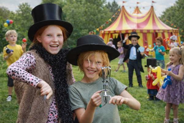 Zirkusspaß mit kleinen Künstlern - Jonglieren